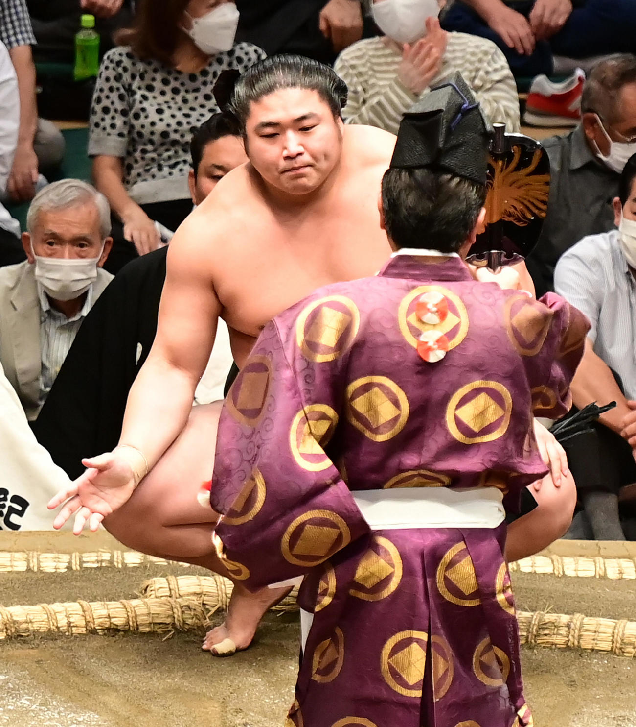 勝ち名乗りを受ける若元春（撮影・小沢裕）