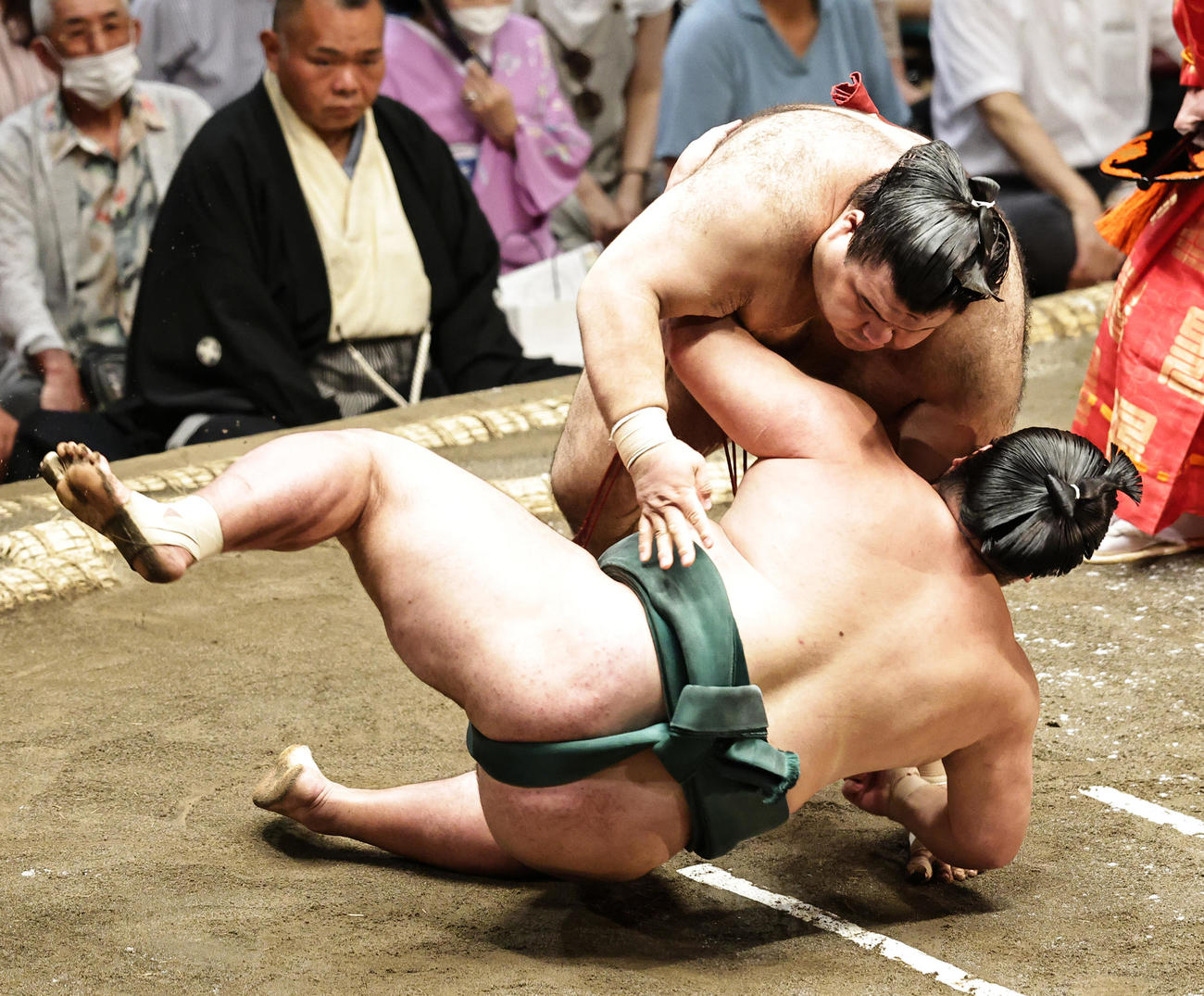 錦木（下）を上手投げで破る高安（撮影・中島郁夫）