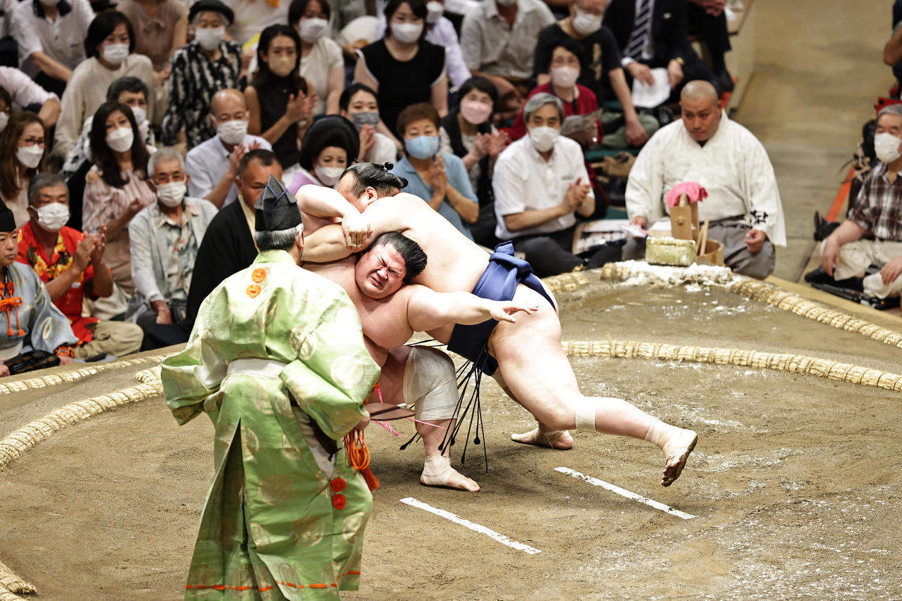 宝富士（右）を伝え反りで破る宇良（撮影・中島郁夫）