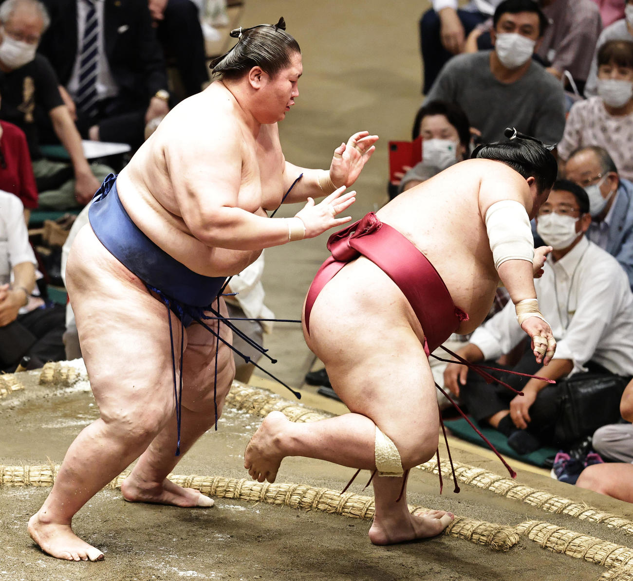 大栄翔（右）を送り出しで破る逸ノ城（撮影・中島郁夫）