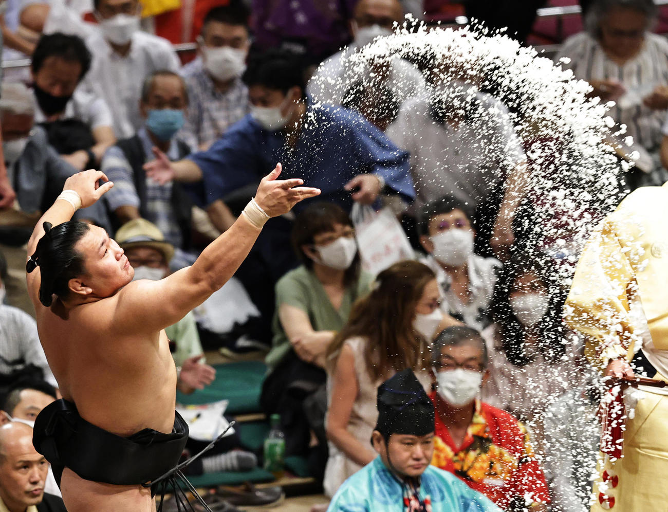 塩をまく照強（撮影・中島郁夫）