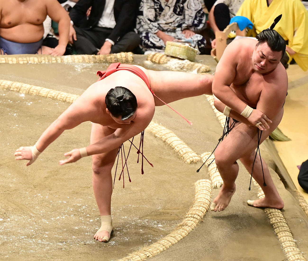 豊昇龍（左）は寄り切りで霧馬山を破る（撮影・小沢裕）