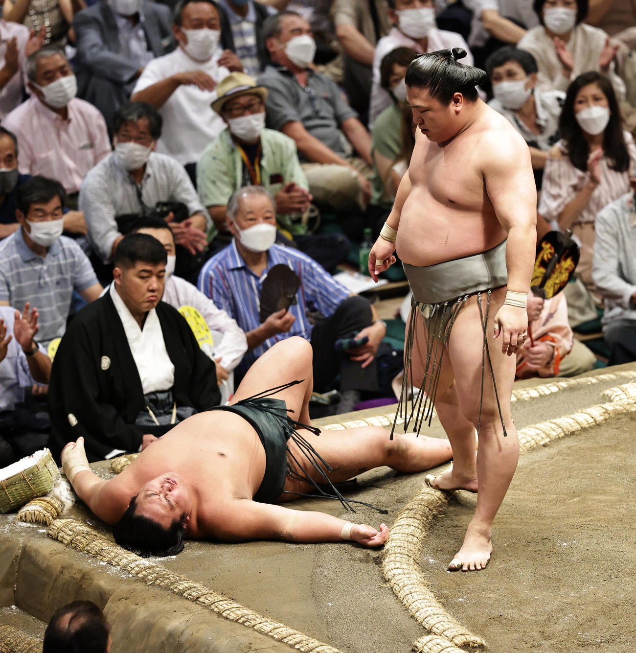 翠富士（左）をはたき込みで破った若隆景（撮影・中島郁夫）