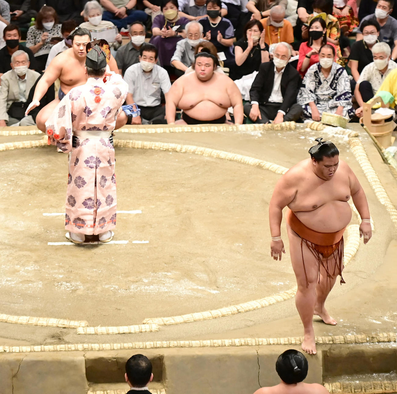御嶽海（右）は翔猿に寄り切りで敗れる（撮影・小沢裕）