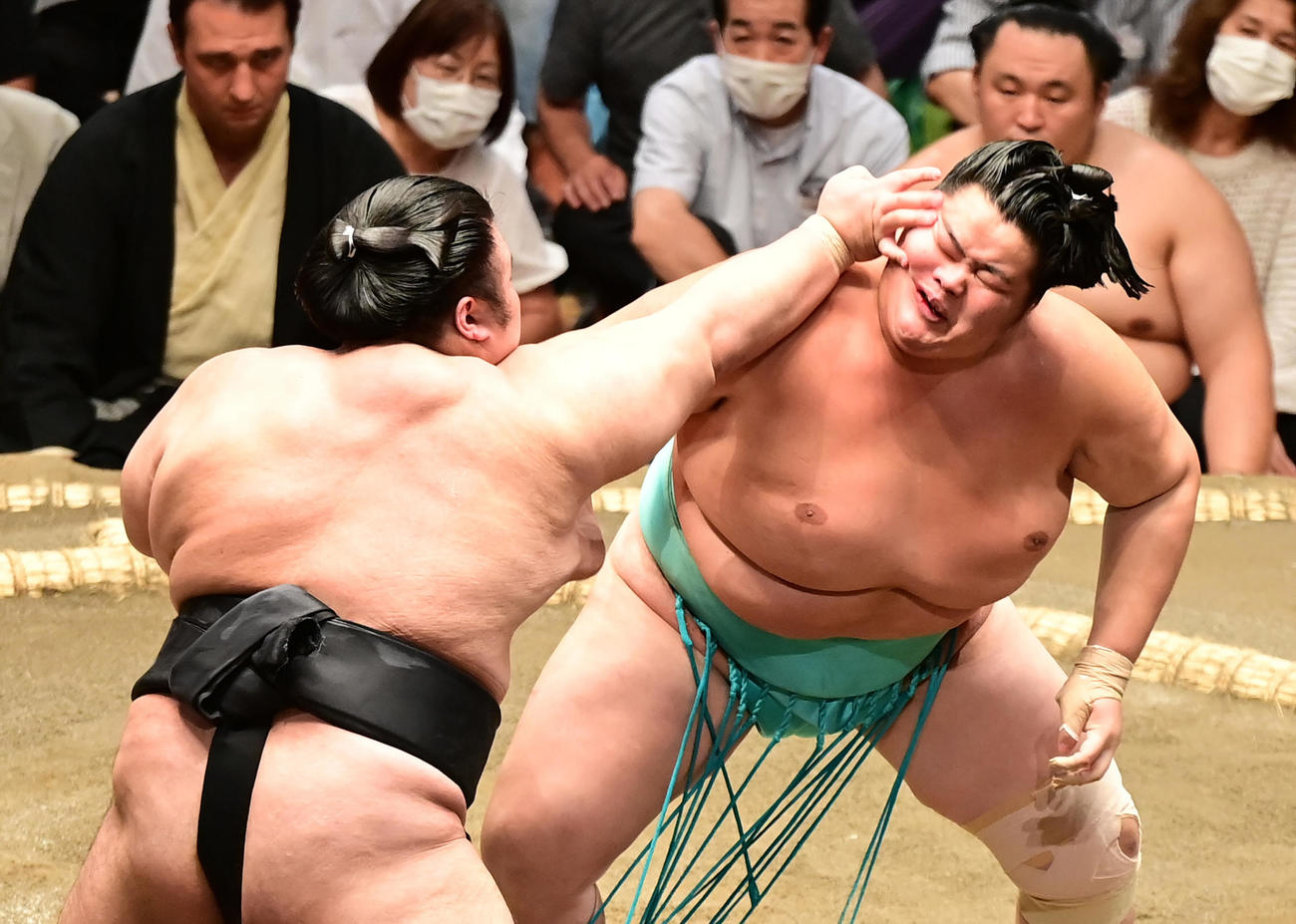 琴ノ若（右）に張り手を見舞う貴景勝（撮影・小沢裕）