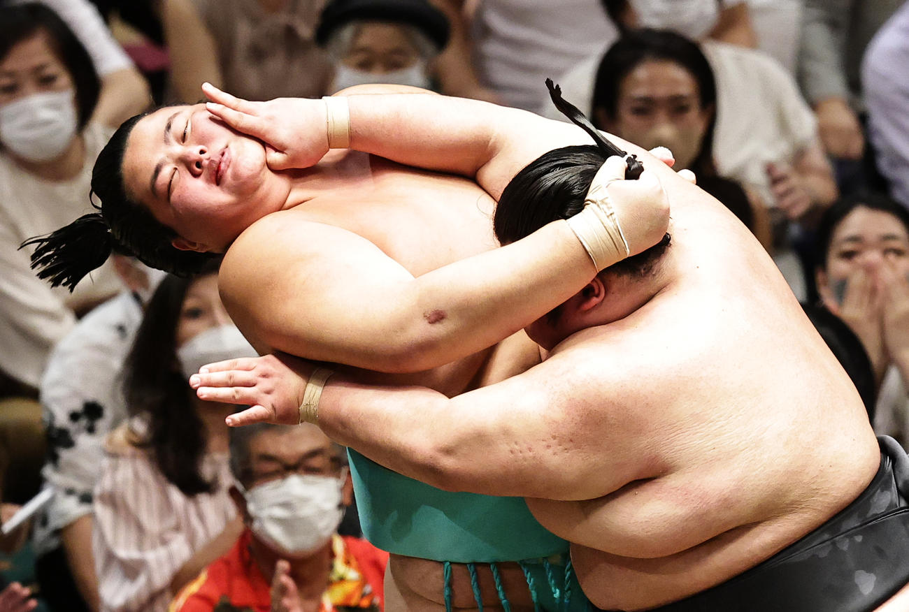 琴ノ若（左）を押し出しで破る貴景勝（撮影・中島郁夫）