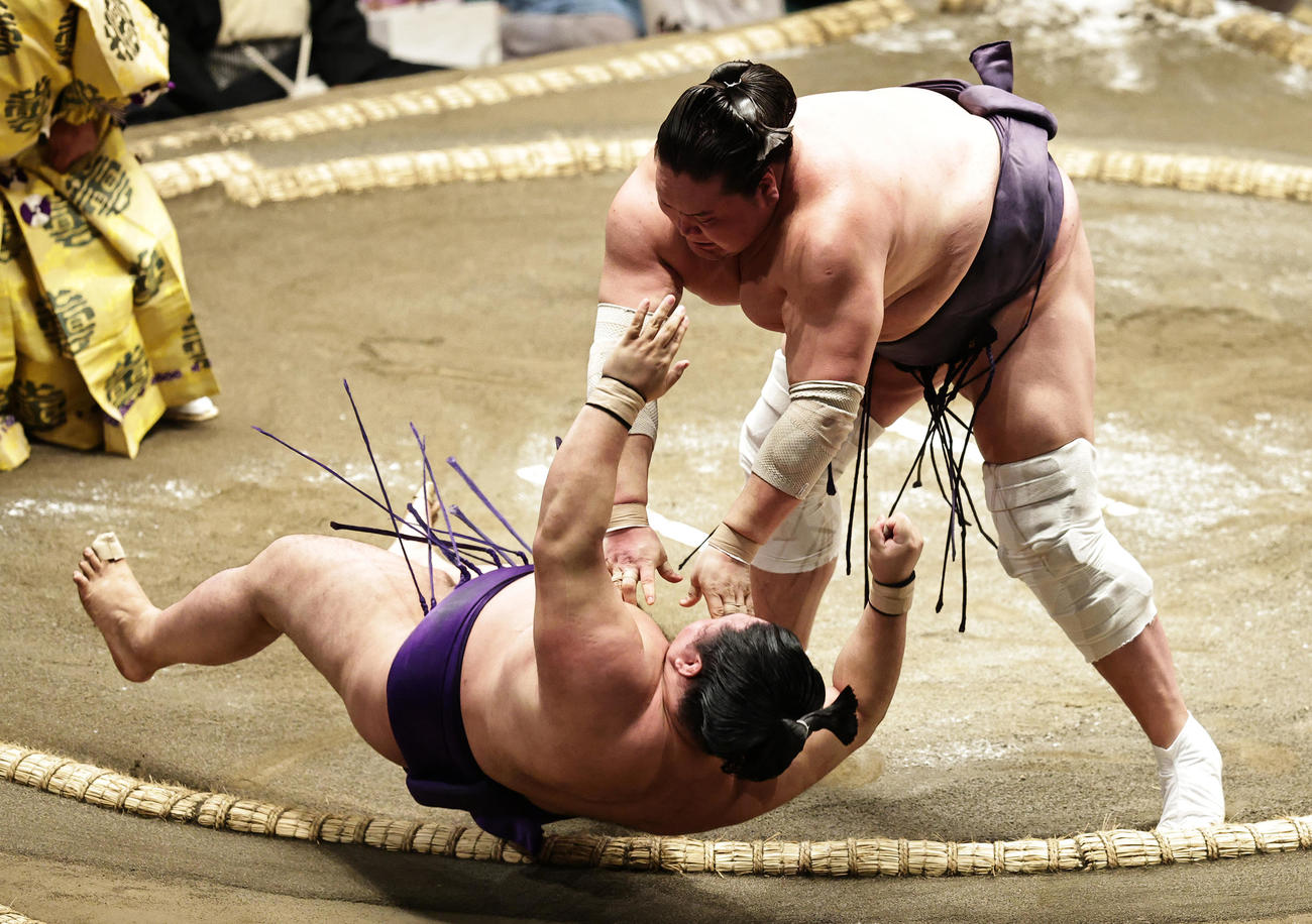 明生（下）をきめ倒しで破る照ノ富士（撮影・中島郁夫）
