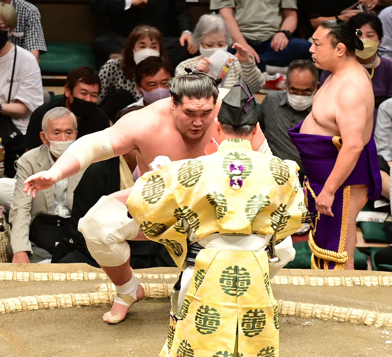 勝ち名乗りを受ける照ノ富士（撮影・小沢裕）