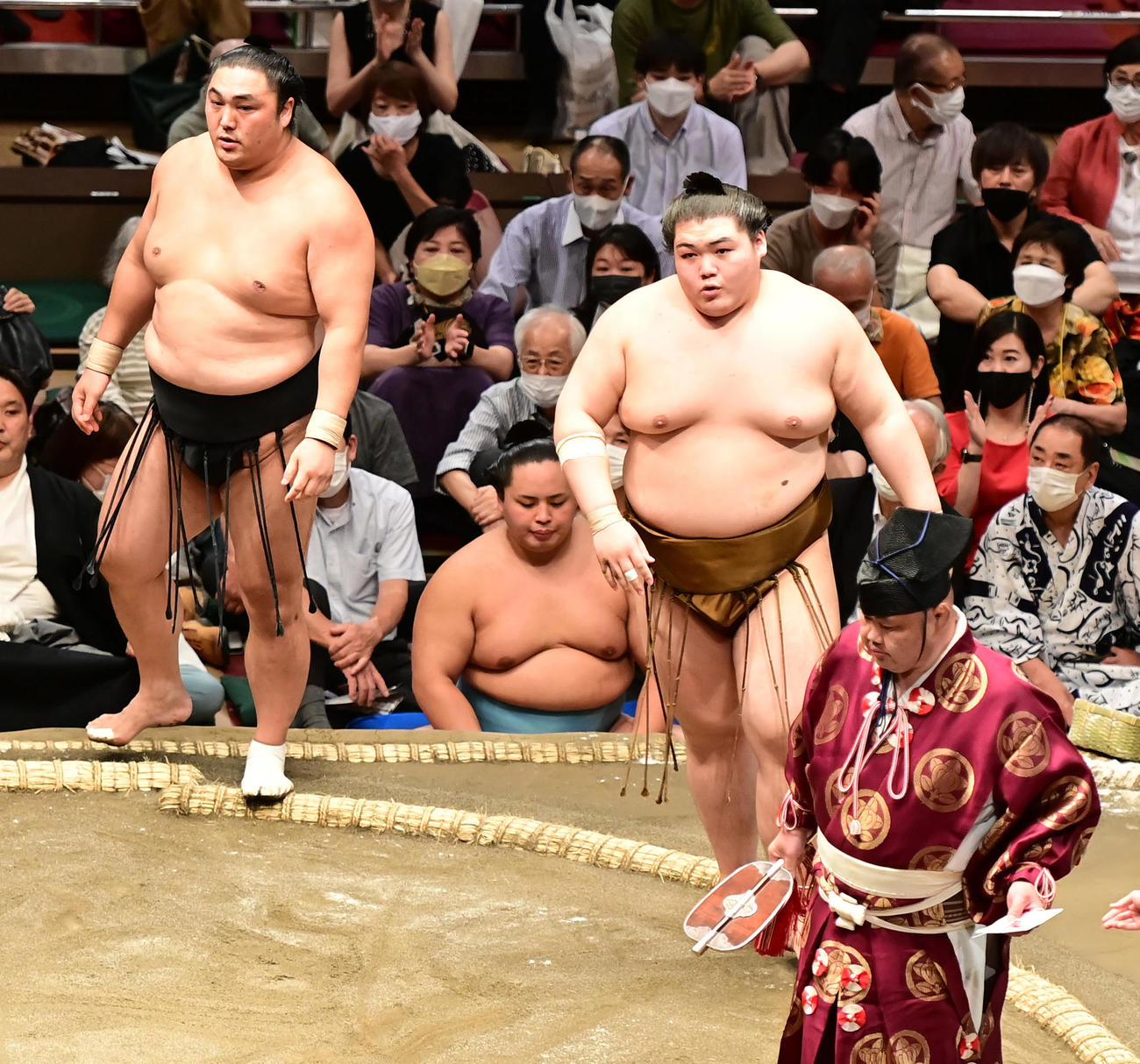 王鵬は隠岐の海（左）を押し出しで破る（撮影・小沢裕）