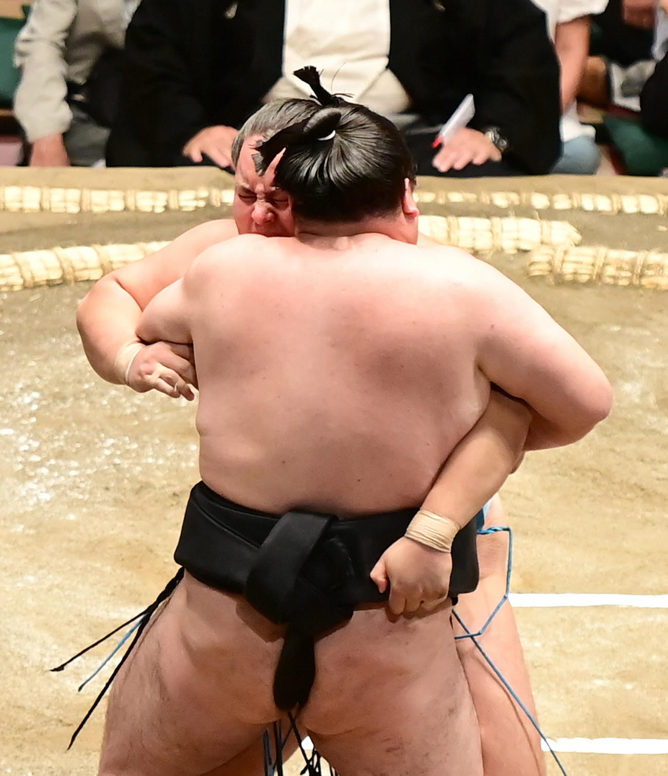 琴勝峰は竜電（手前）を寄り切りで破る（撮影・小沢裕）