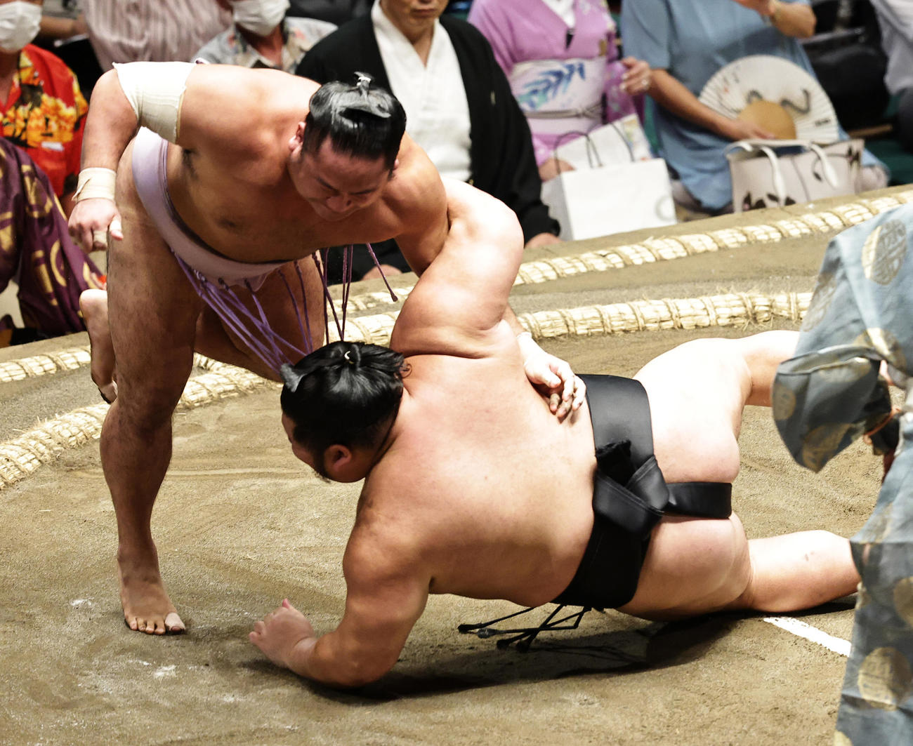 千代大龍（右）をすくい投げで破る琴恵光（撮影・中島郁夫）