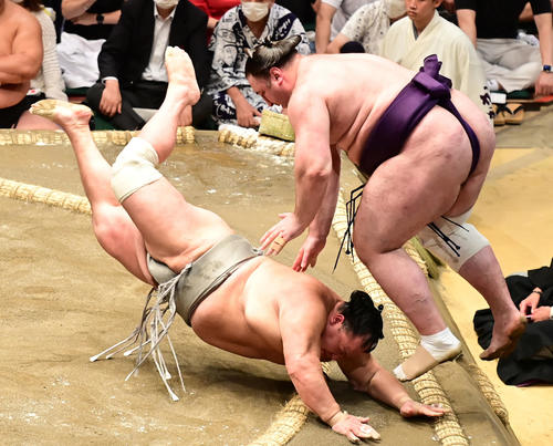 北勝富士(左)は栃ノ心を押し出しで破る(撮影・小沢裕)