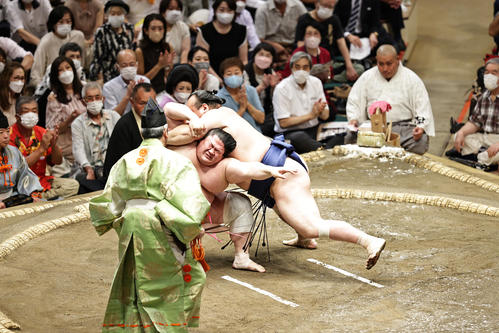 宝富士(右)を伝え反りで破る宇良(撮影・中島郁夫)