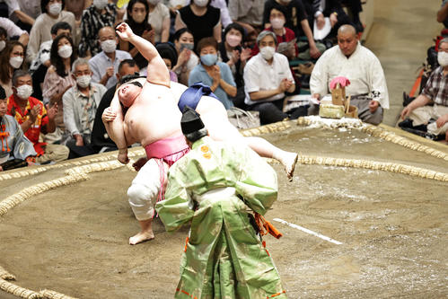 宝富士(上)を伝え反りで破る宇良(撮影・中島郁夫)