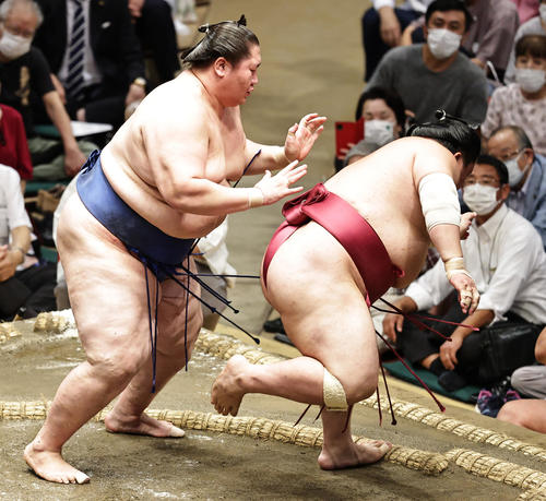 大栄翔(右)を送り出しで破る逸ノ城(撮影・中島郁夫)