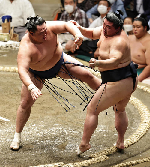 正代(右)を押し出しで破る玉鷲(撮影・中島郁夫)