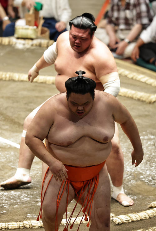 水戸龍(手前)を押し出しで破る豊山(撮影・中島郁夫)