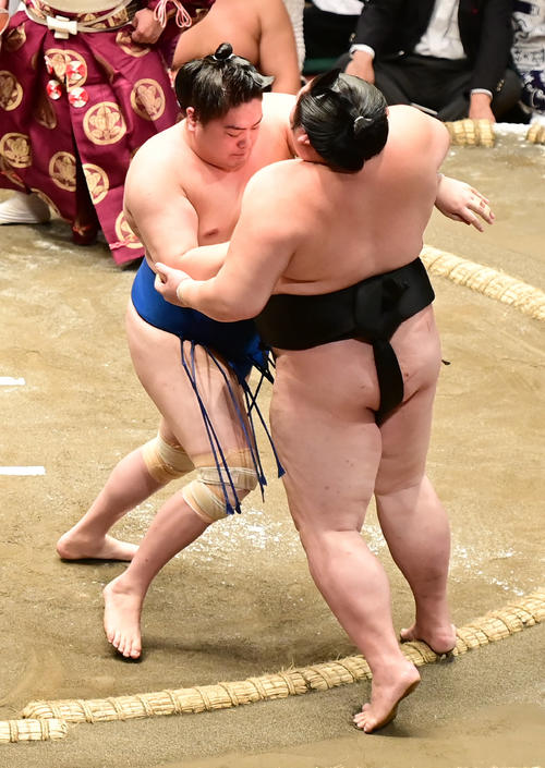 一山本(左)は押し出しで剣翔を破る(撮影・小沢裕)
