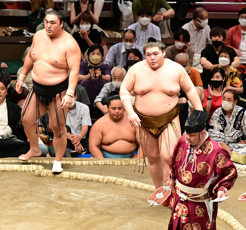 王鵬は隠岐の海(左)を押し出しで破る(撮影・小沢裕)