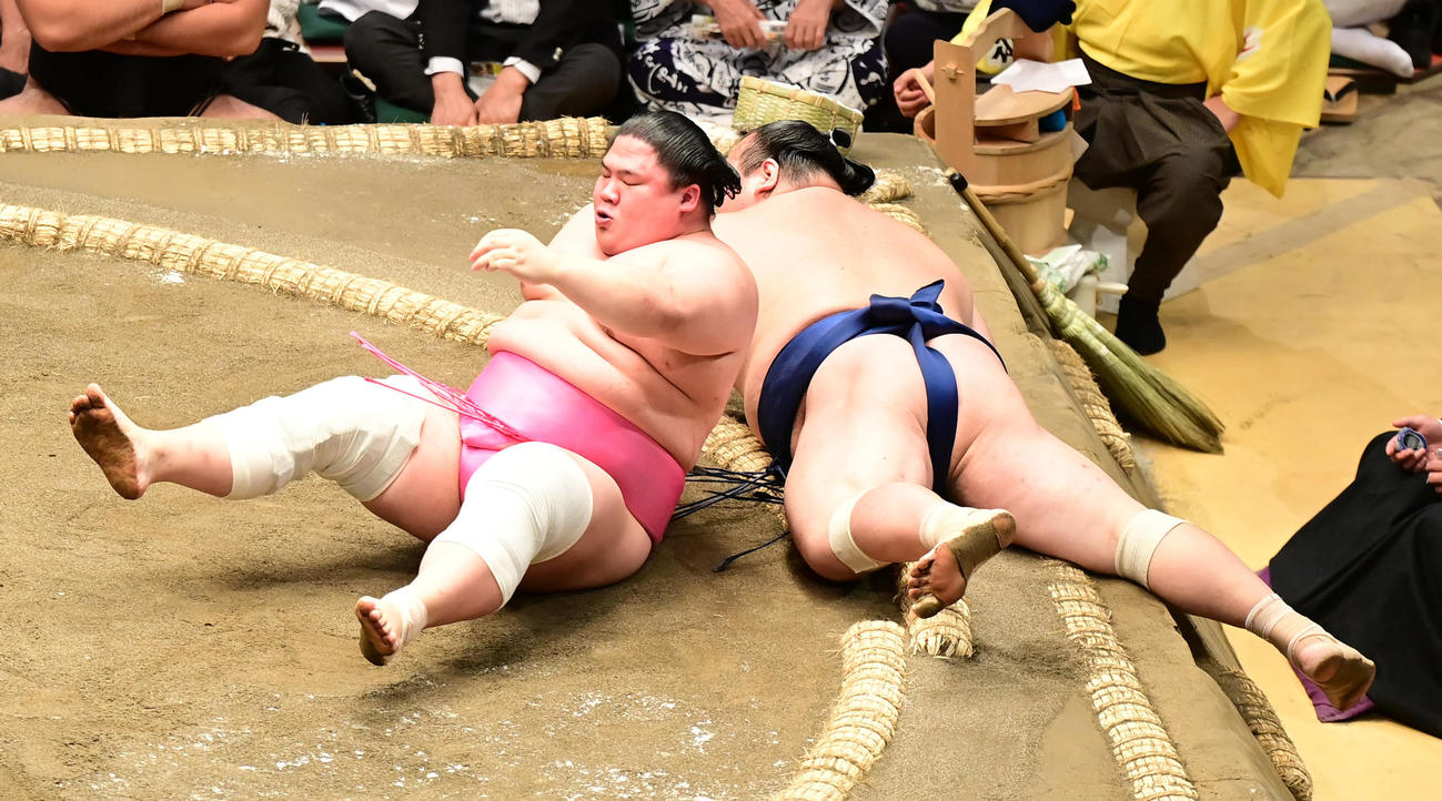 宇良（左）はつたえ反りで宝富士を破る（撮影・小沢裕）
