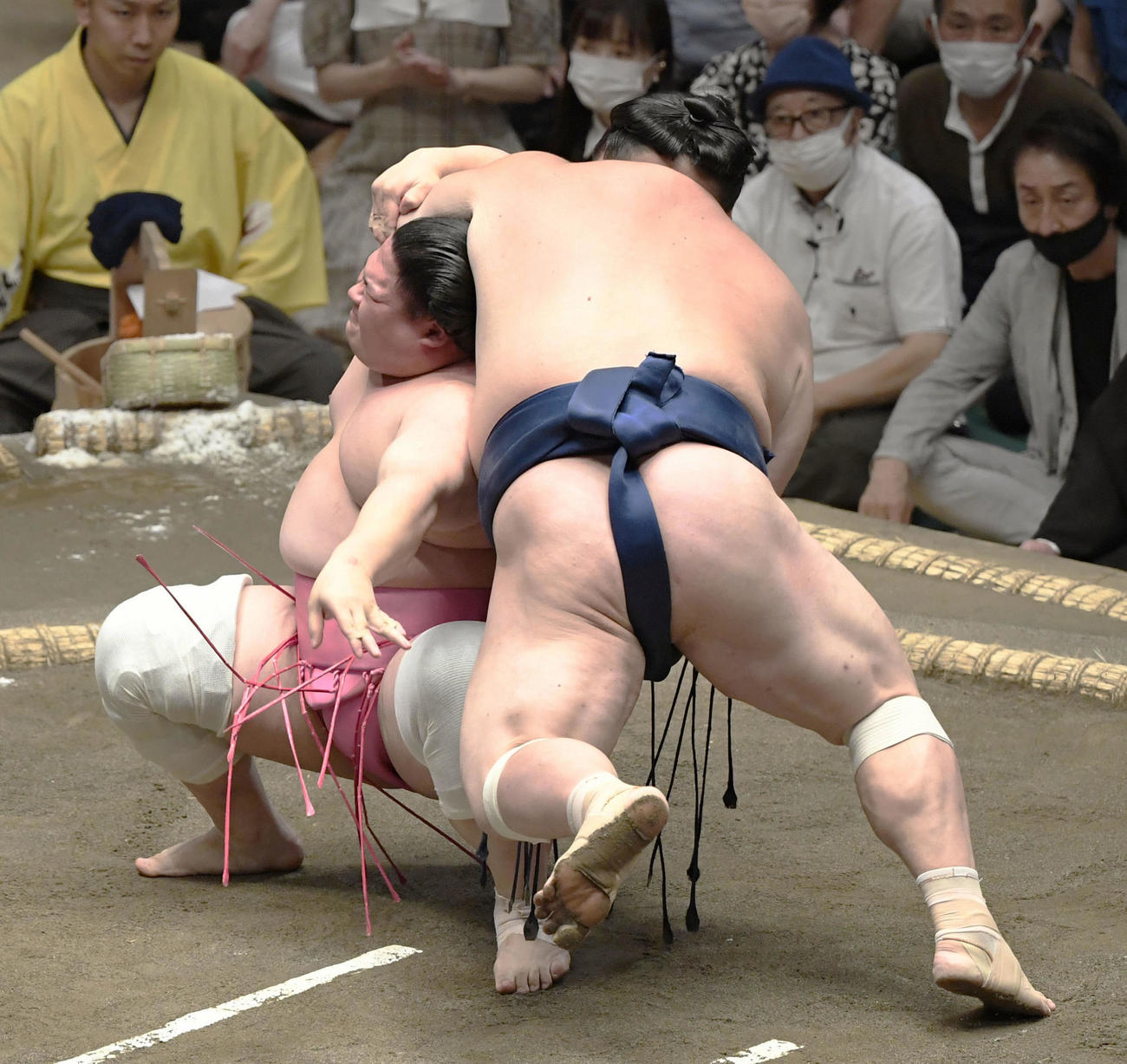宇良（左）が伝え反りで宝富士を破る（共同）