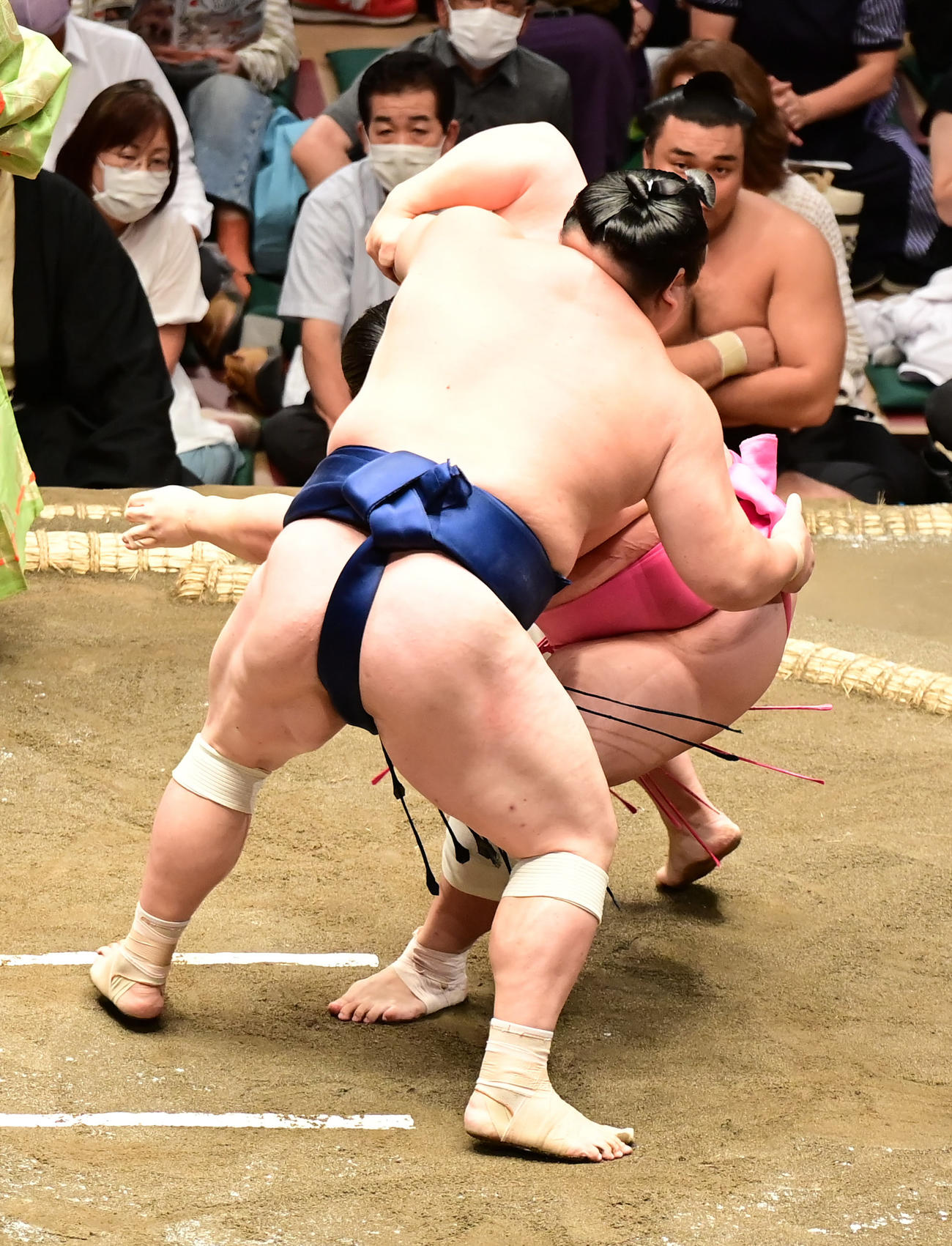 宇良はつたえ反りで宝富士（手前）を破る（撮影・小沢裕）