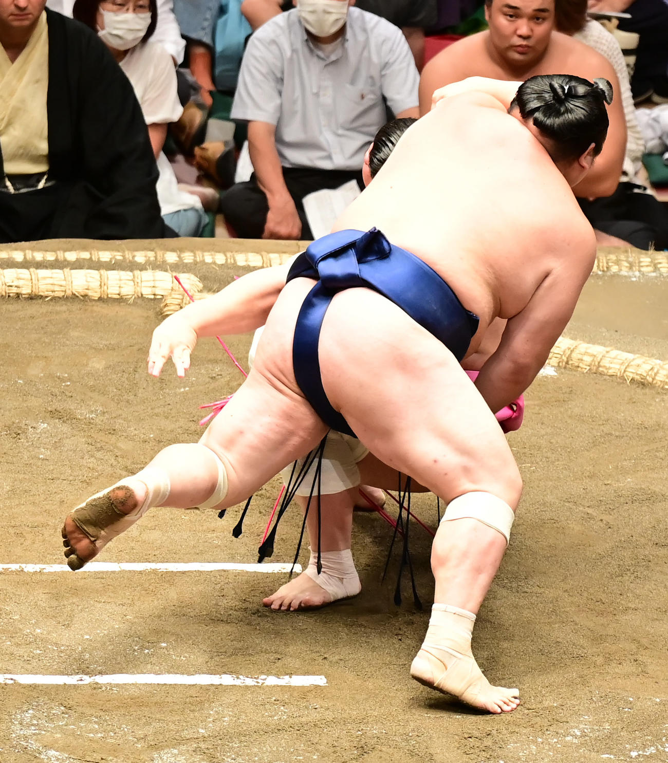 宇良はつたえ反りで宝富士（手前）を破る（撮影・小沢裕）