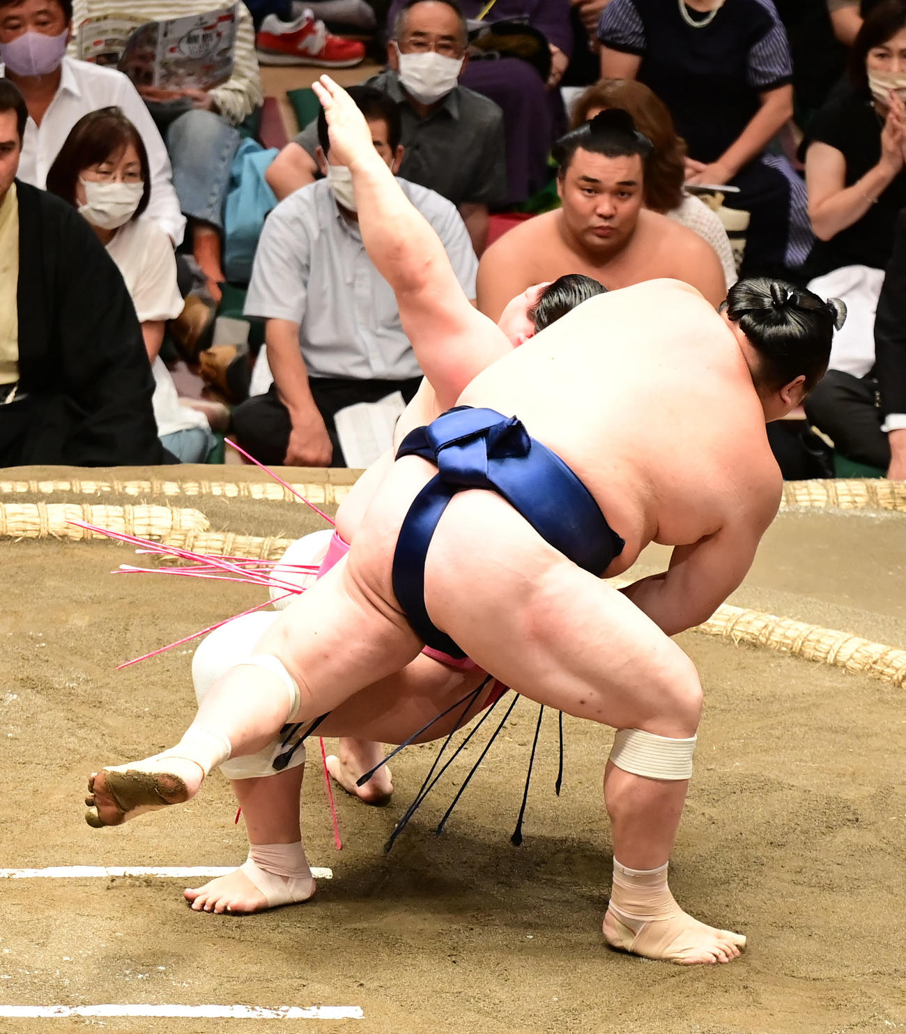 宇良はつたえ反りで宝富士（手前）を破る（撮影・小沢裕）