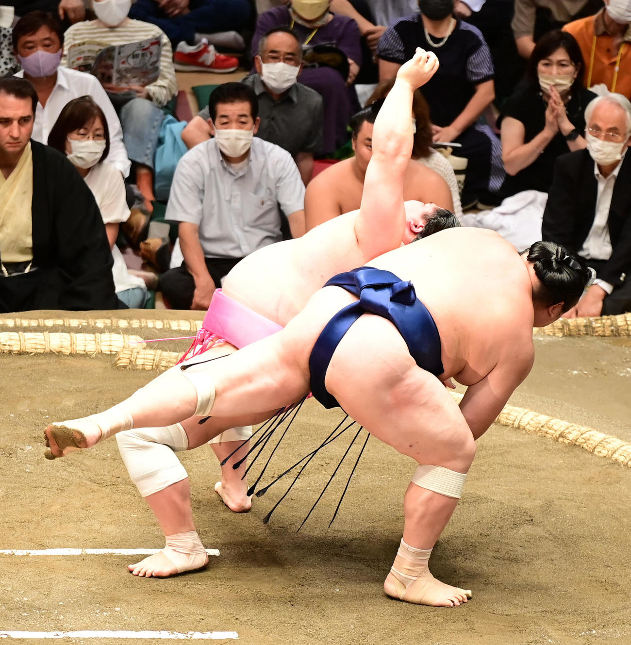 宇良はつたえ反りで宝富士（右）を破る（撮影・小沢裕）