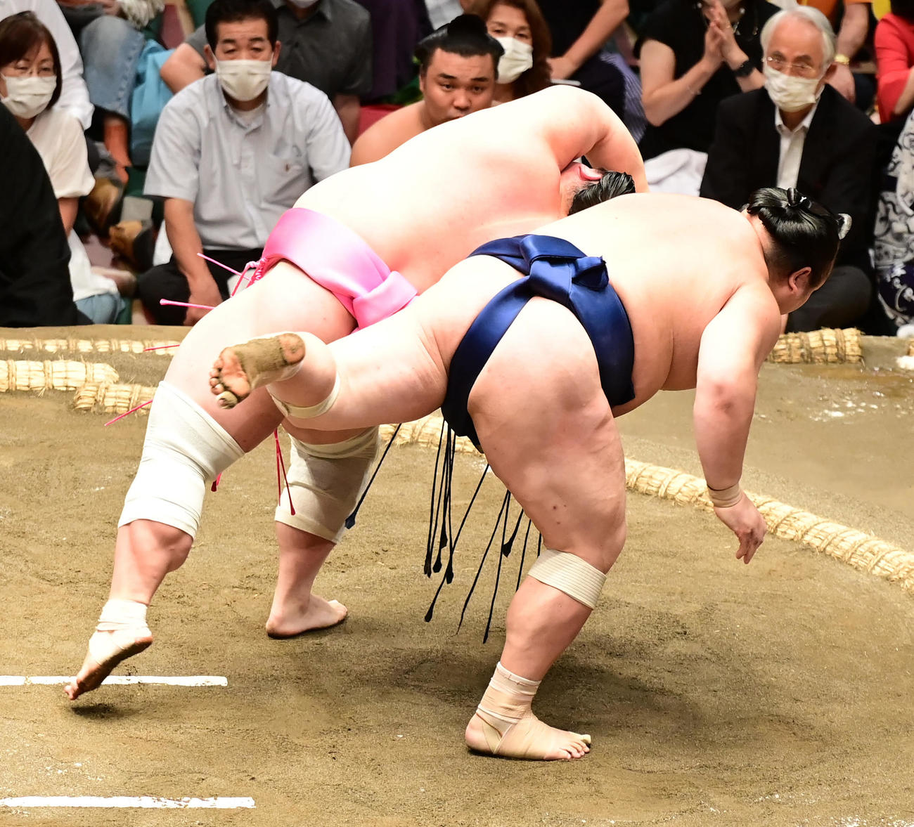 宇良はつたえ反りで宝富士（右）を破る（撮影・小沢裕）