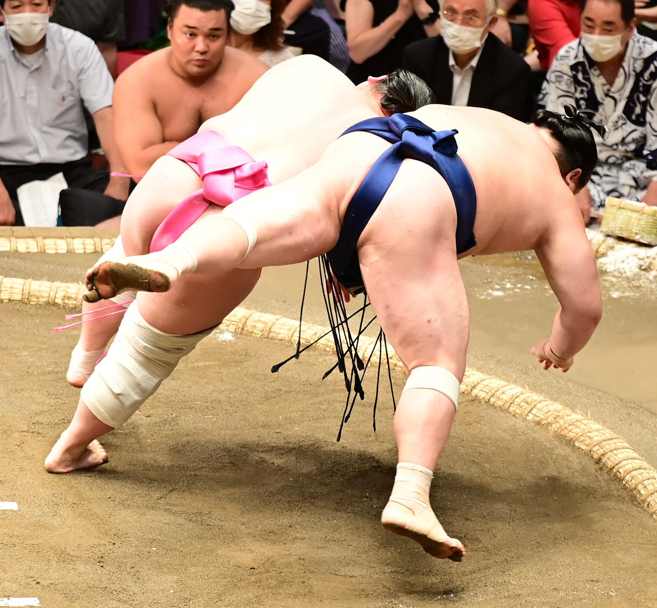 宇良はつたえ反りで宝富士（右）を破る（撮影・小沢裕）