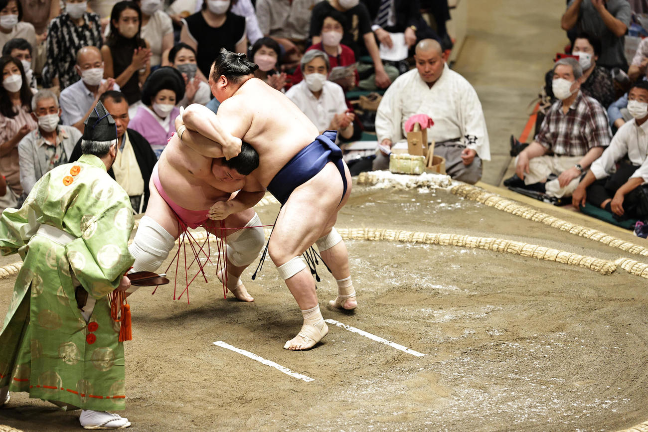 宝富士（右）を伝え反りで破る宇良（撮影・中島郁夫）