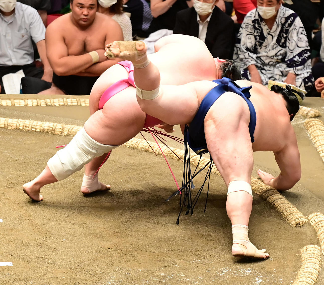宇良はつたえ反りで宝富士（右）を破る（撮影・小沢裕）