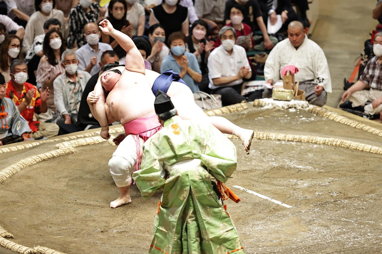 宝富士（上）を伝え反りで破る宇良（撮影・中島郁夫）