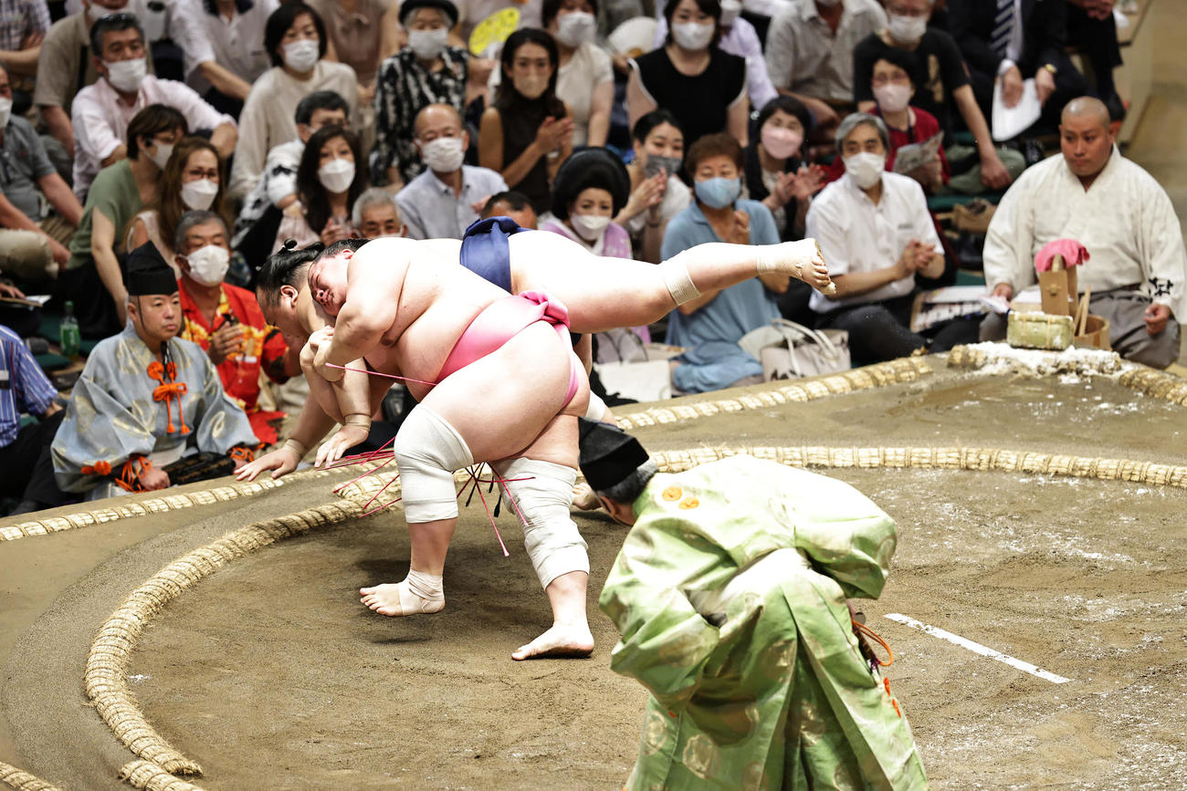 宝富士（右）を伝え反りで破る宇良（撮影・中島郁夫）