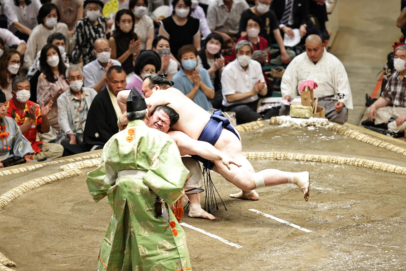 宝富士（右）を伝え反りで破る宇良（撮影・中島郁夫）