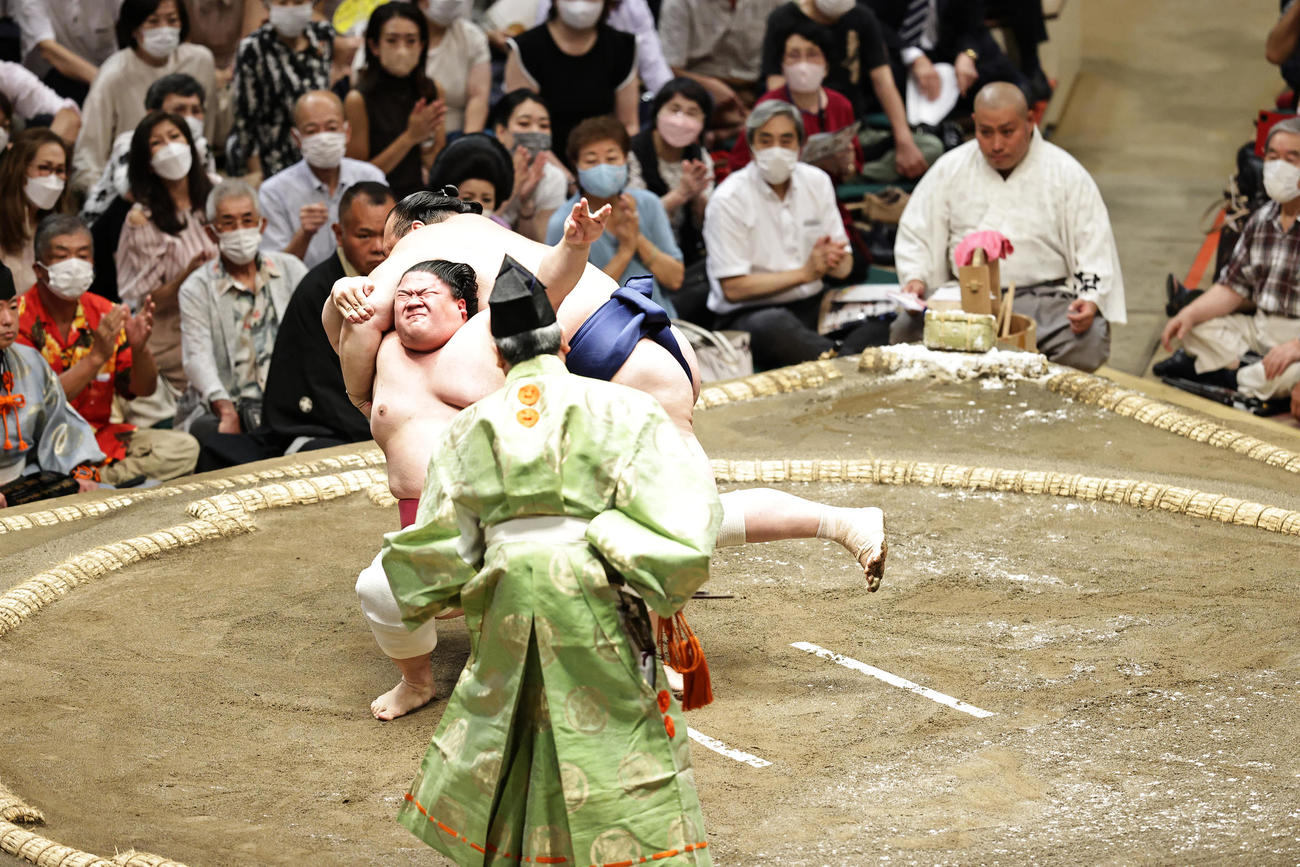 宝富士（上）を伝え反りで破る宇良（撮影・中島郁夫）
