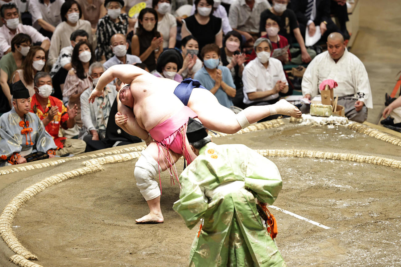 宝富士（右）を伝え反りで破る宇良（撮影・中島郁夫）
