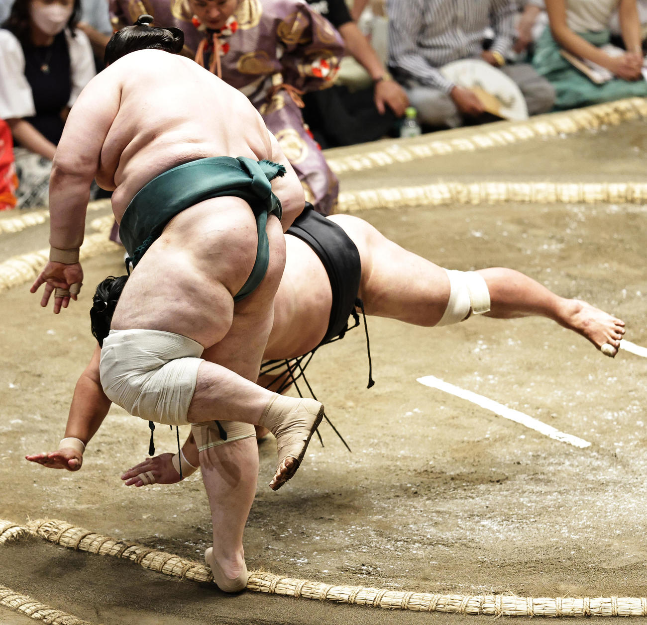 碧山（左）を押し出しで破る妙義龍（撮影・中島郁夫）