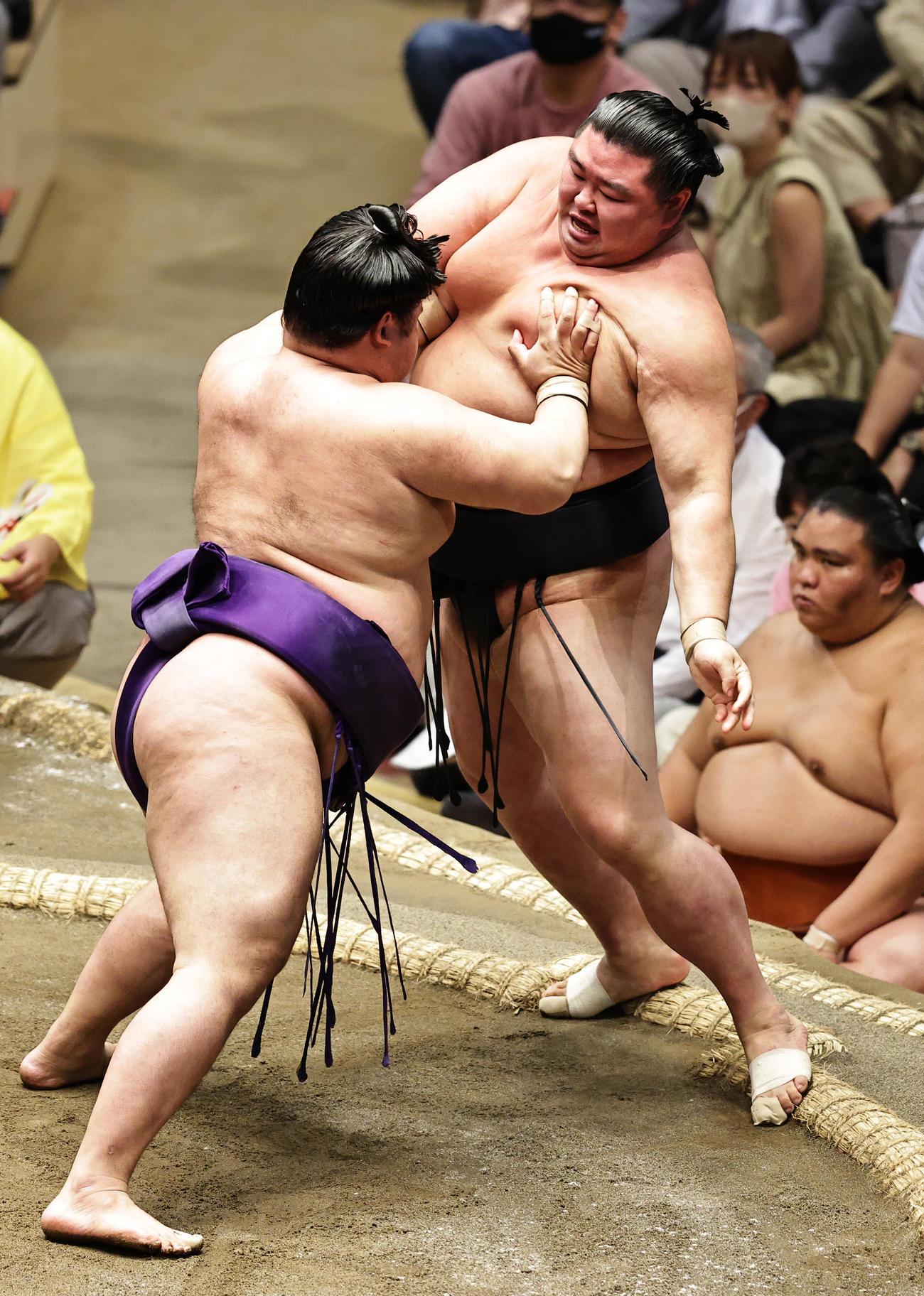 正代（右）を押し出しで破る明生（撮影・中島郁夫）