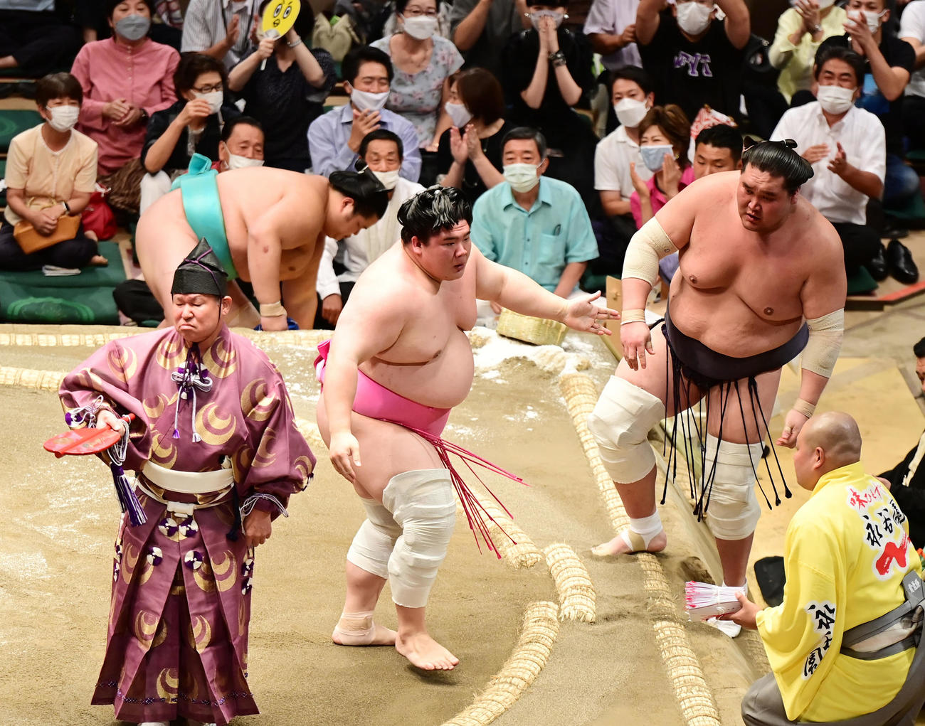 宇良は照ノ富士（右）を寄り切りで破る（撮影・小沢裕）