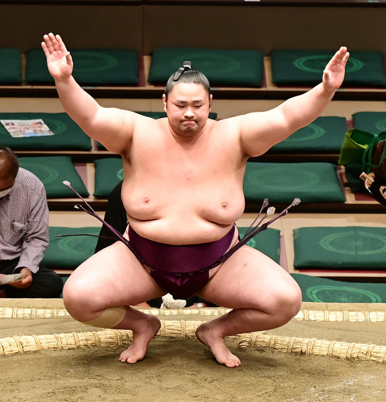 大相撲秋場所6日目、塵手水（ちりちょうず）を切る栃武蔵（撮影・小沢裕）