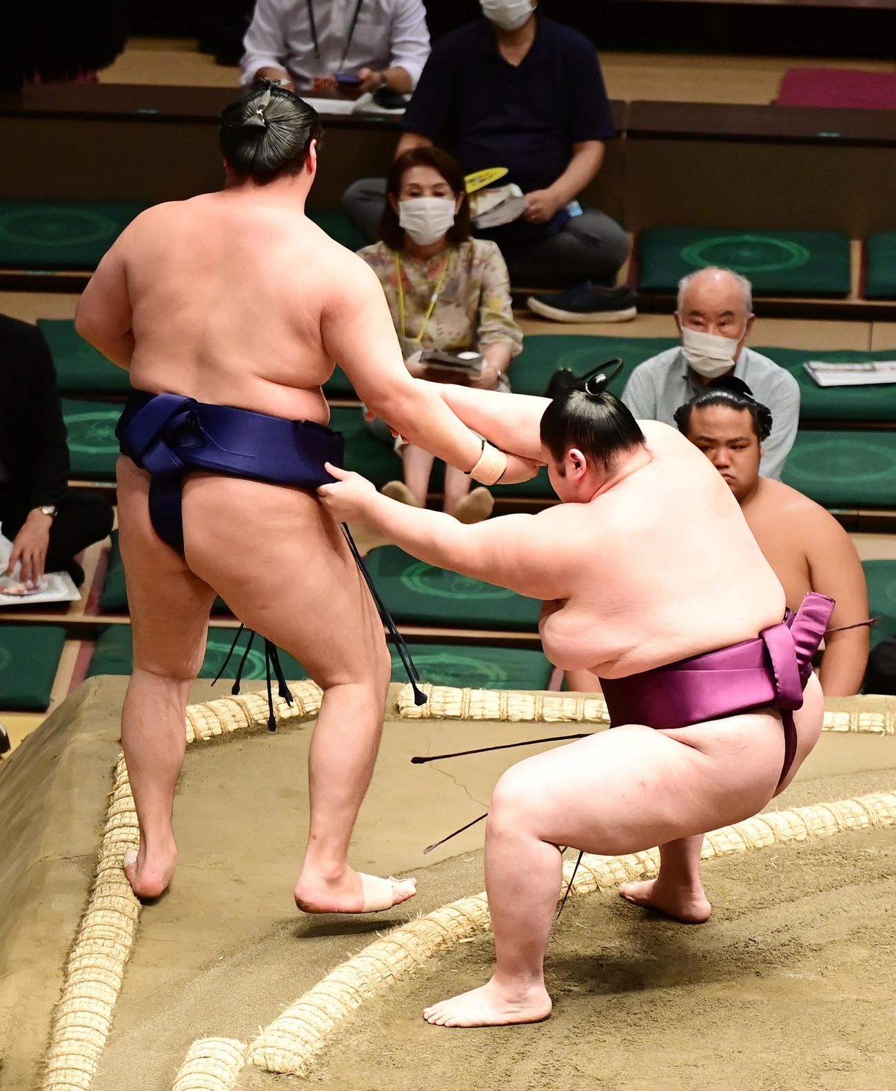 栃武蔵（右）は寄り切りで北の若を破る（撮影・小沢裕）