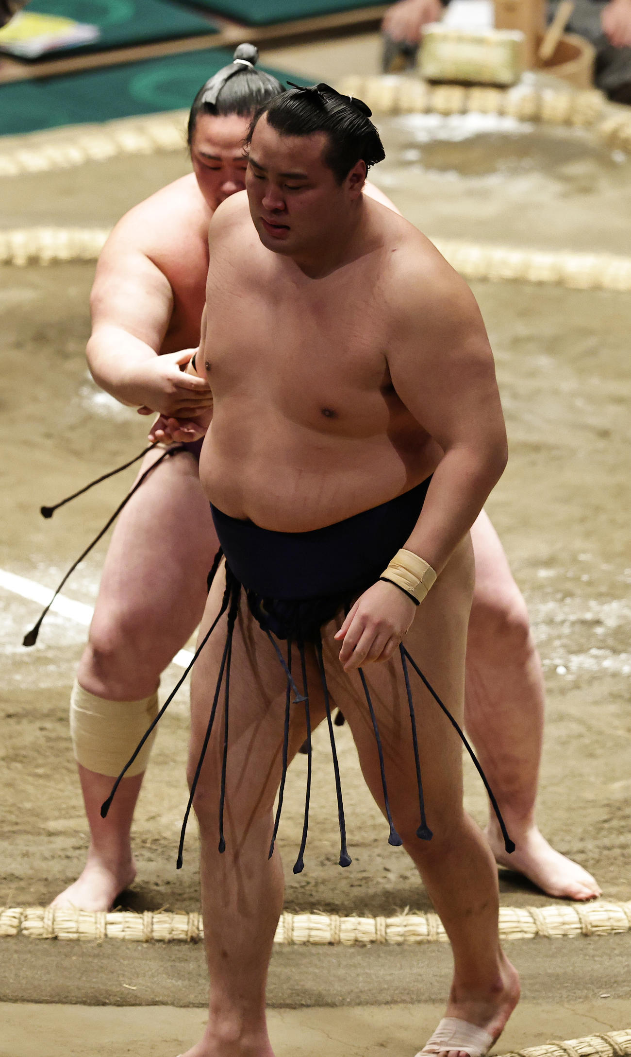 北の若（手前）を寄り切りで破る栃武蔵（撮影・中島郁夫）