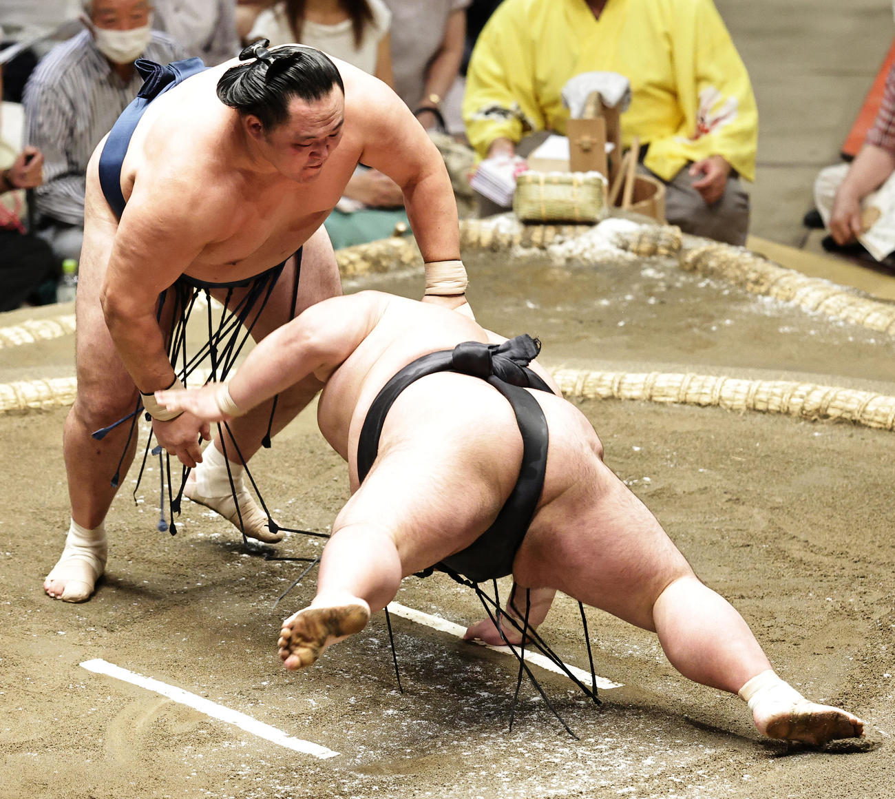 貴景勝（右）をはたき込みで破る玉鷲（撮影・中島郁夫）