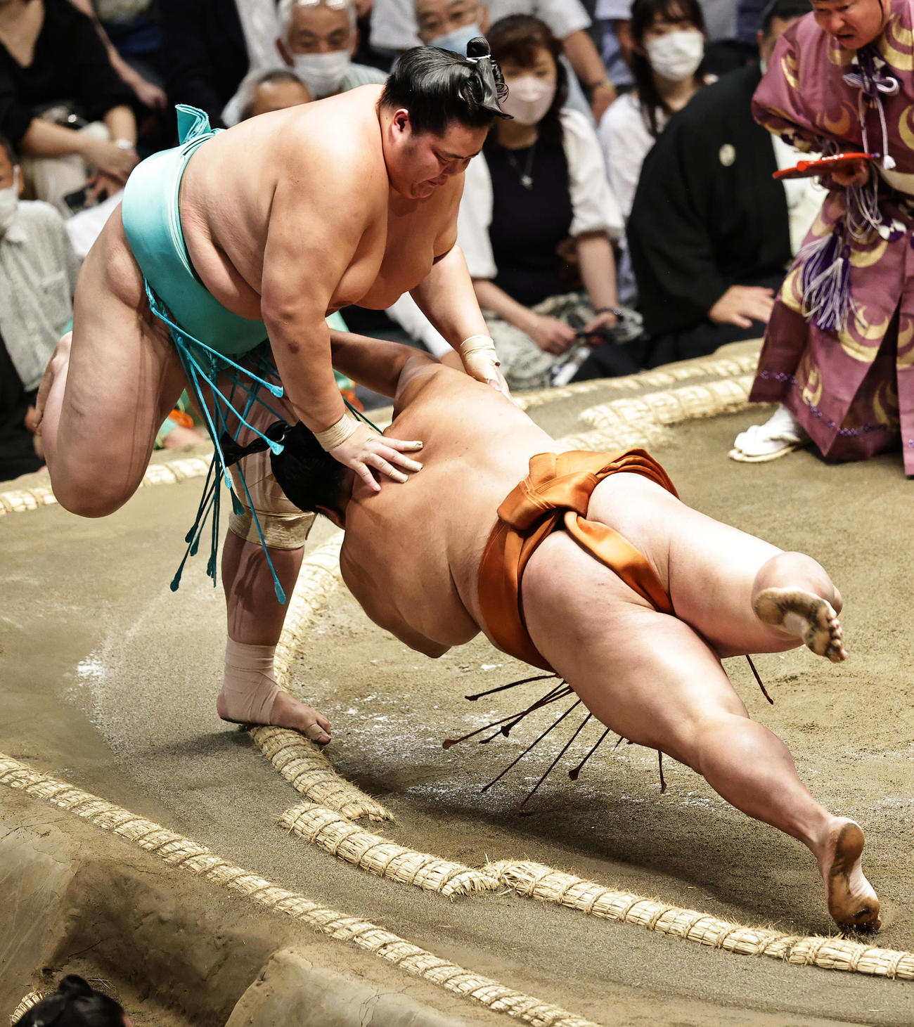 御嶽海（右）をはたき込みで破る琴ノ若（撮影・中島郁夫）