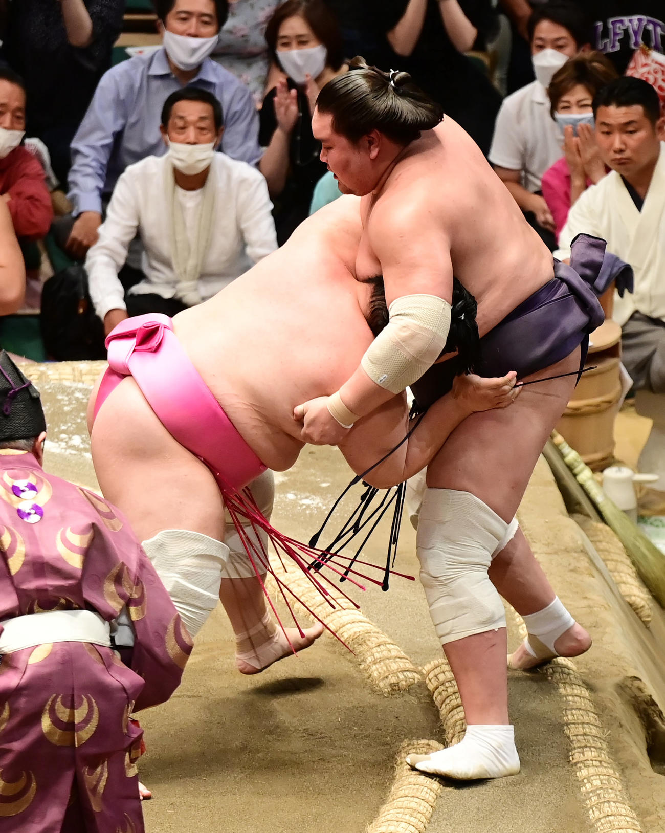 照ノ富士（右）を寄り切りで破る宇良（撮影・小沢裕）