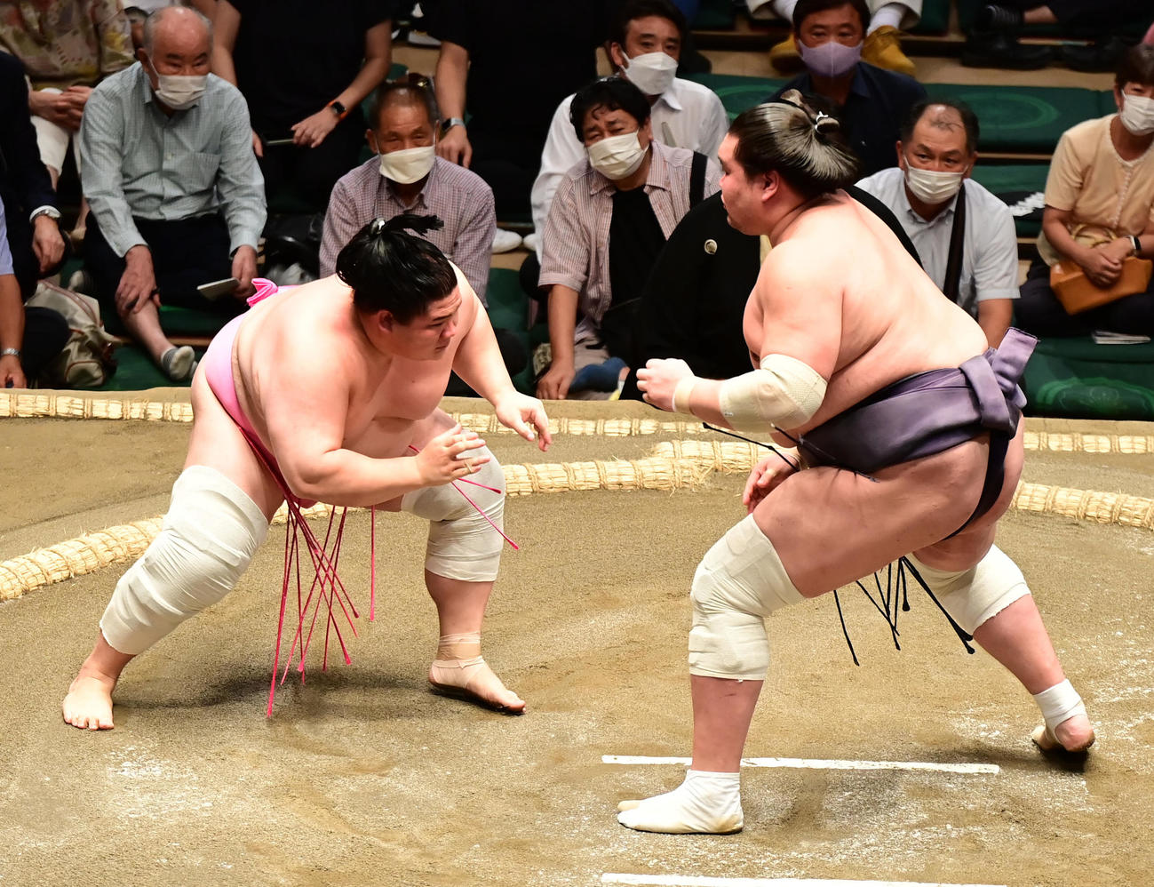 照ノ富士（右）と距離を取り出方をうかがう宇良（撮影・小沢裕）