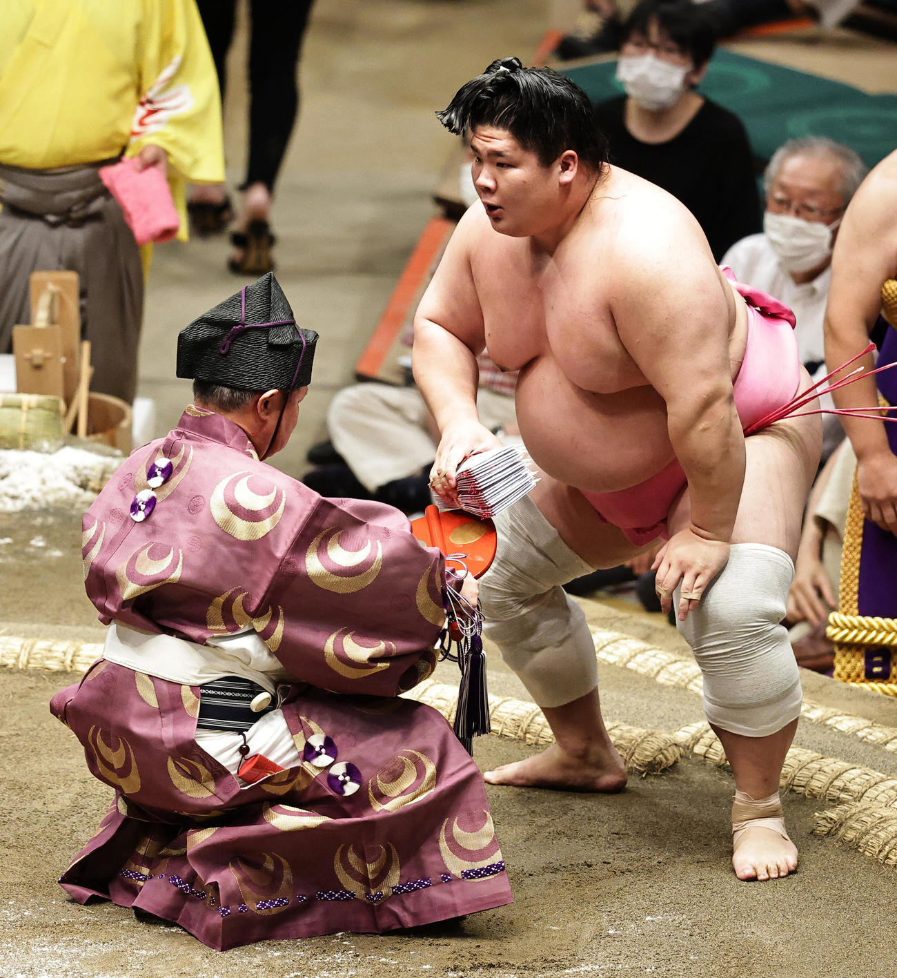 懸賞金を手にする宇良（撮影・中島郁夫）