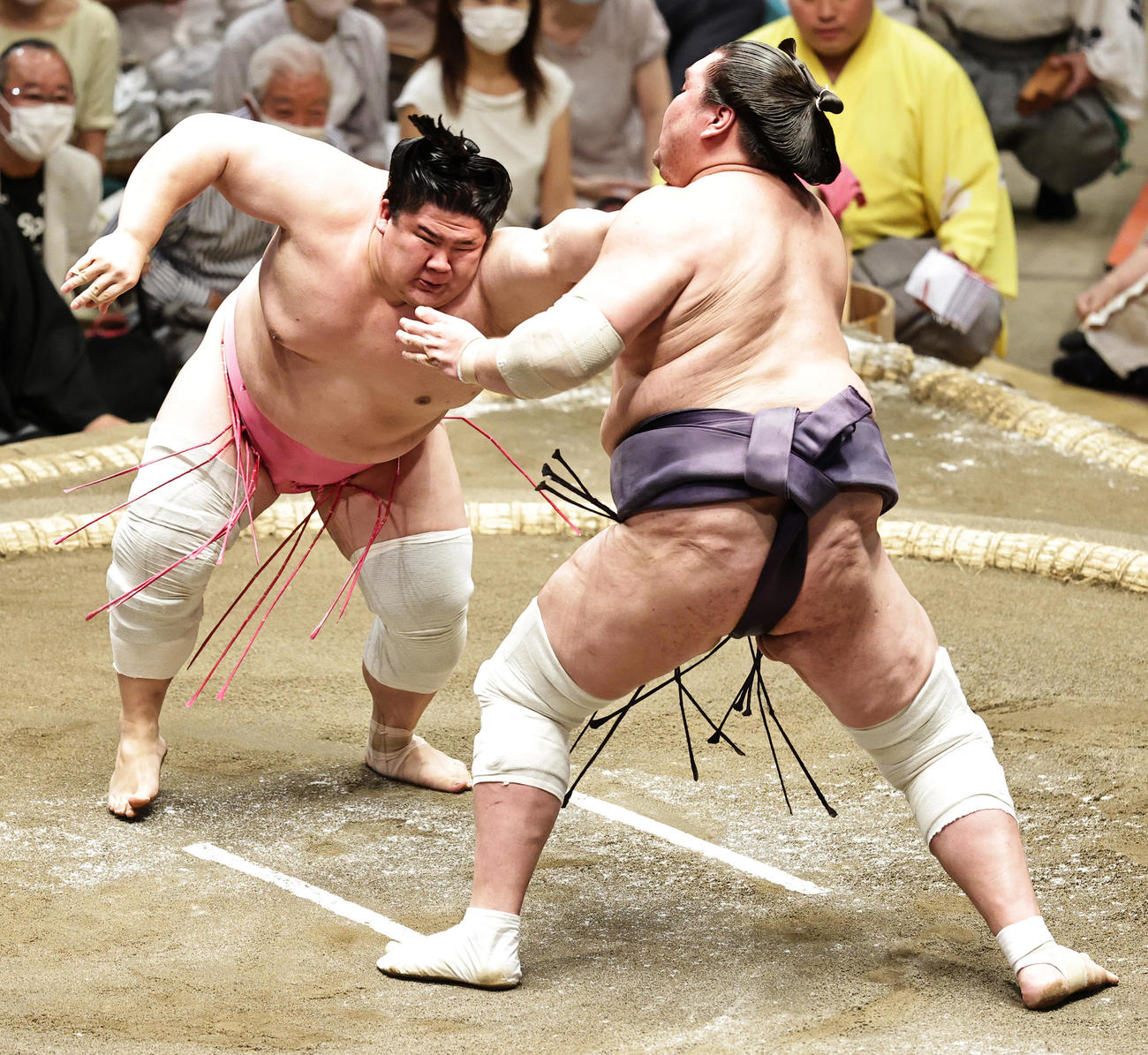 照ノ富士（右）との間合いを見る宇良（撮影・中島郁夫）